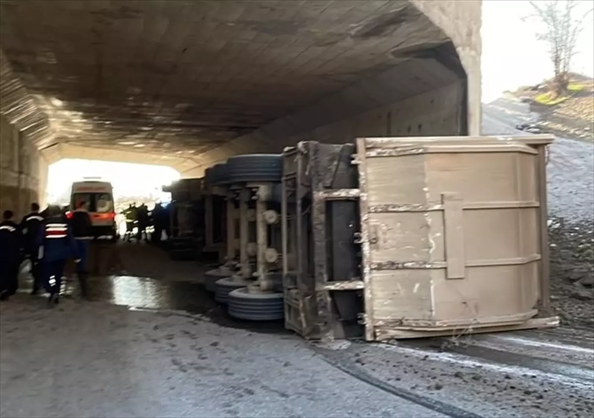 Çankırı\'da Tır Devrildi, 4 Yaralı