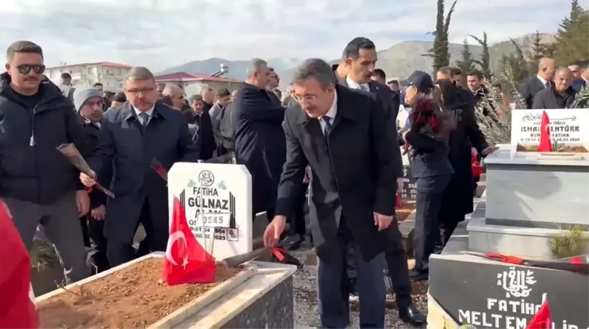 Cumhurbaşkanı Yardımcısı Yılmaz, deprem şehitlerinin mezarını ziyaret etti