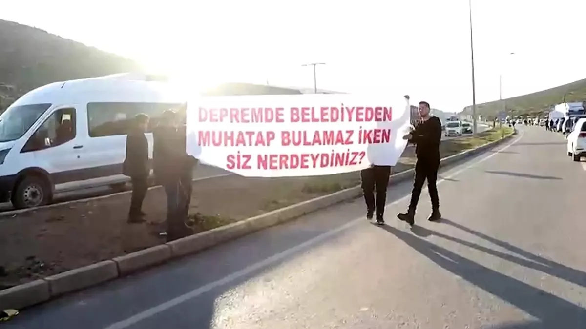 Depremzede vatandaşlar, Özgür Özel\'i, \'Bugüne kadar neredeydin\' diyerek yuhaladılar