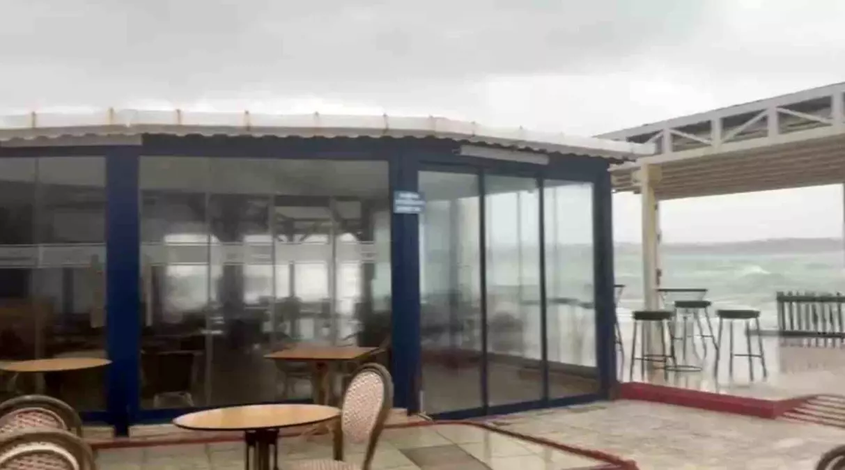 Didim\'de fırtına etkili oldu: Deniz taştı, kafeyi su bastı