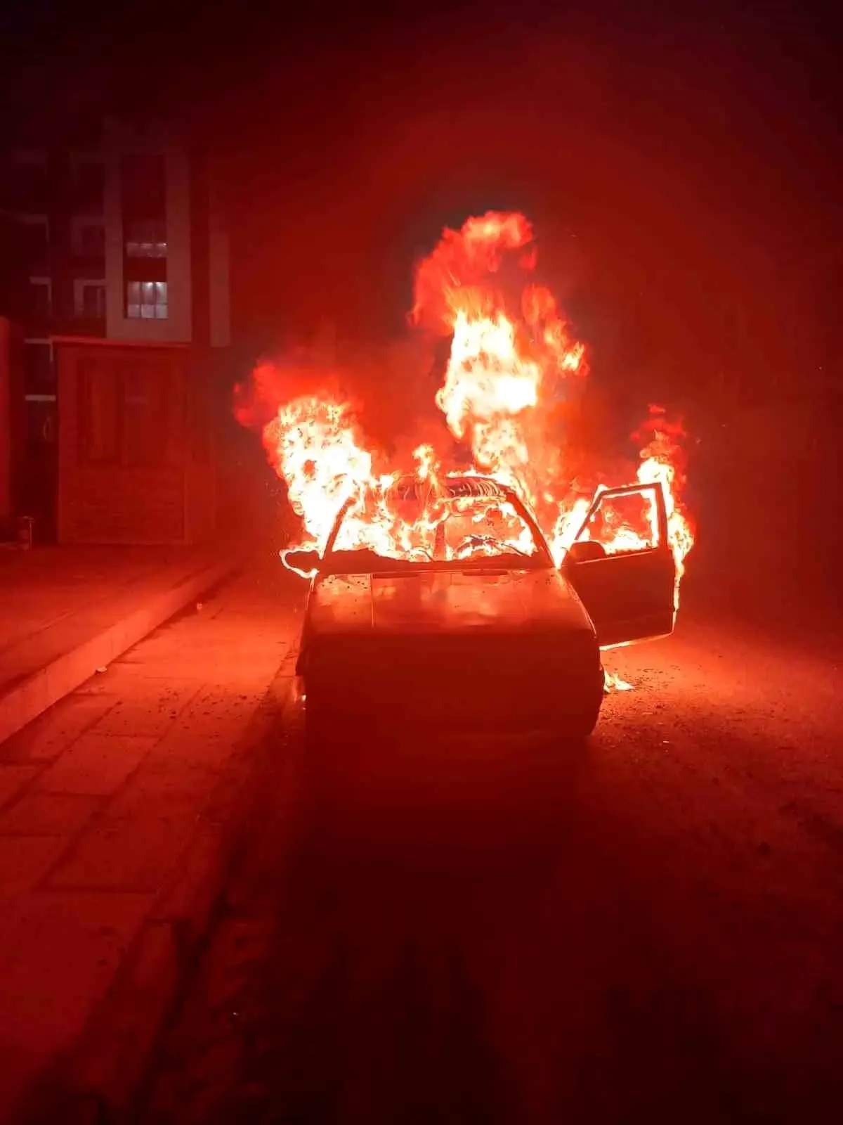 Emanet aldığı otomobil yanınca ne yapacağını şaşırdı