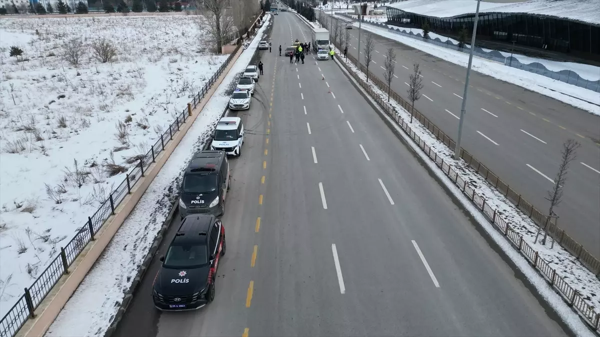 Erzurum\'da Polis Ekipleri Soğukta Görevde