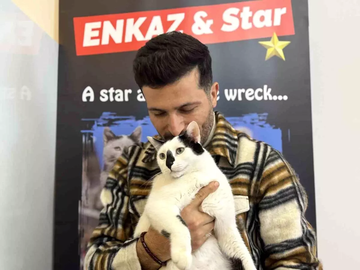 Eski itfaiye eri, enkazdan çıkardığı kediyle deprem travmasını birlikte atlattı