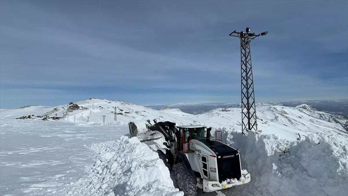 Yüksekova\'da Üs Yolları Karla Açıldı