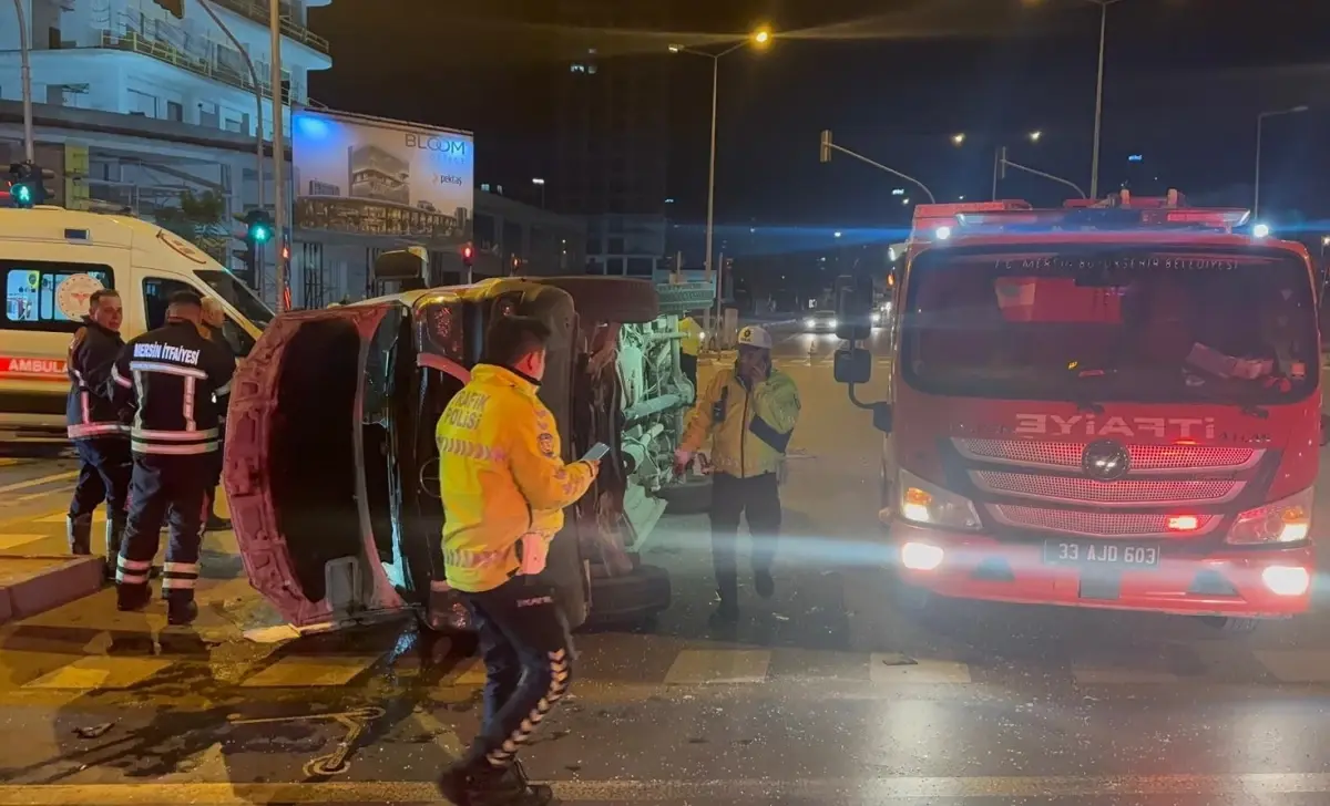 Mersin\'de Ambulans Devrildi: 5 Yaralı