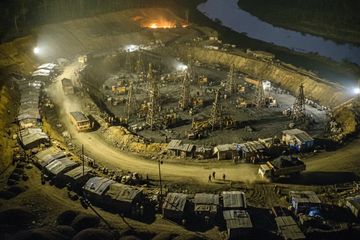 Hindistan\'da yasadışı kömür madeninde patlama: 16 ölü, 8 yaralı