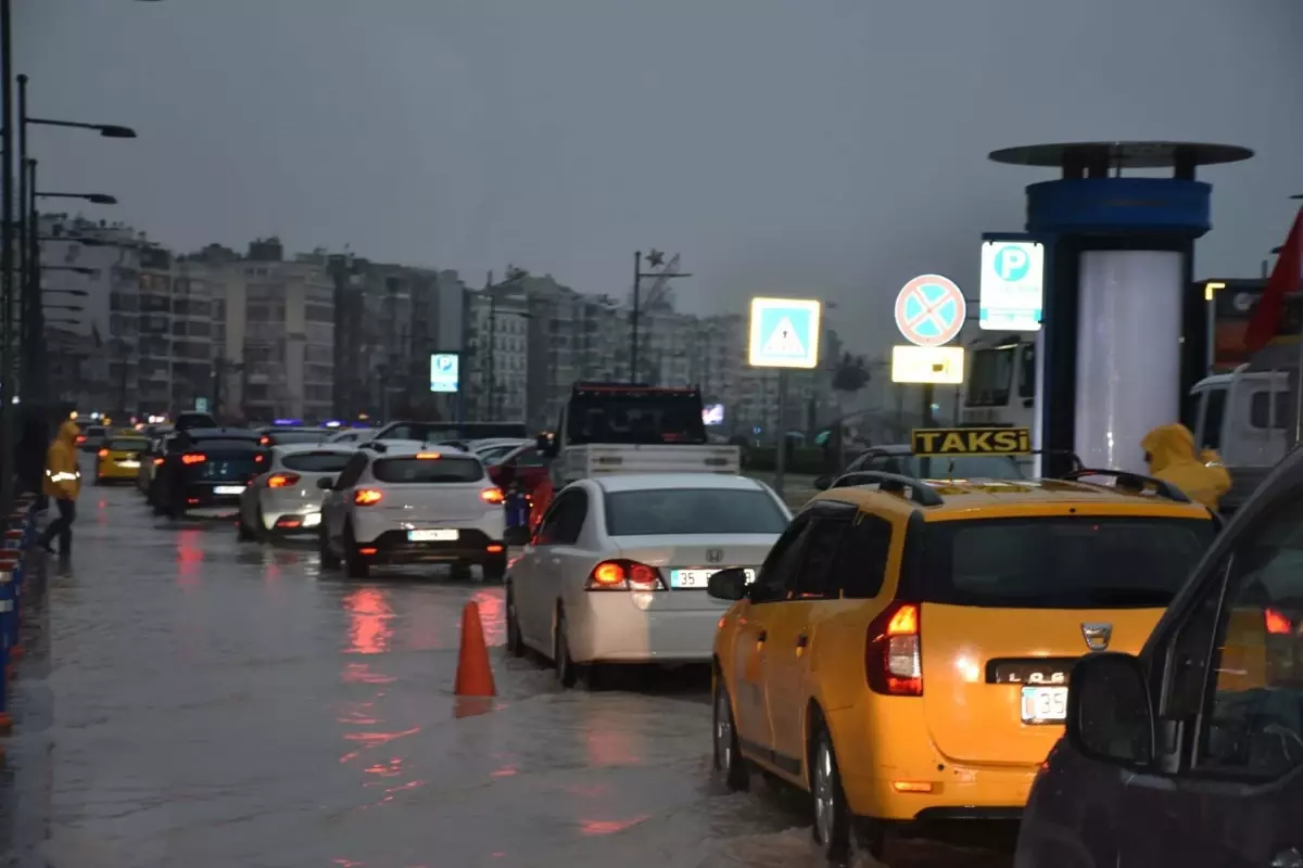 Kordon\'da Sağanak Su Birikintisi Yaratıyor