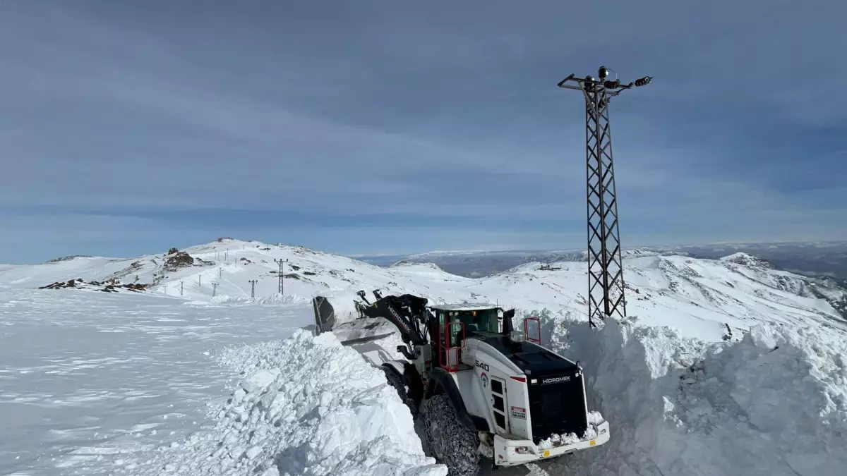 Yüksekova\'da Kar Mücadelesi