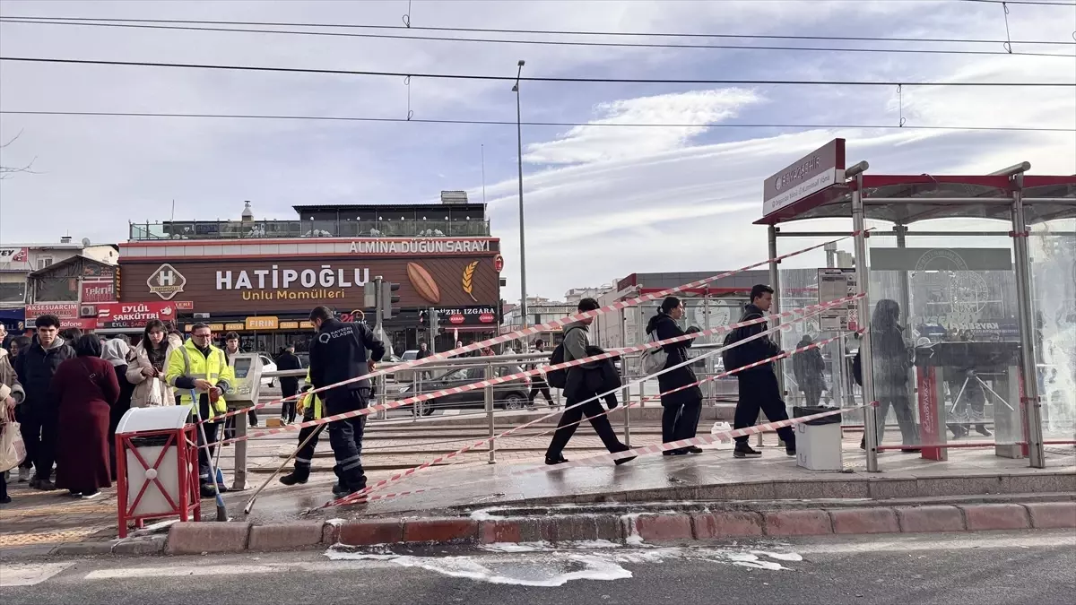 Kayseri\'de Tramvay Durağında Kaza: 3 Yara