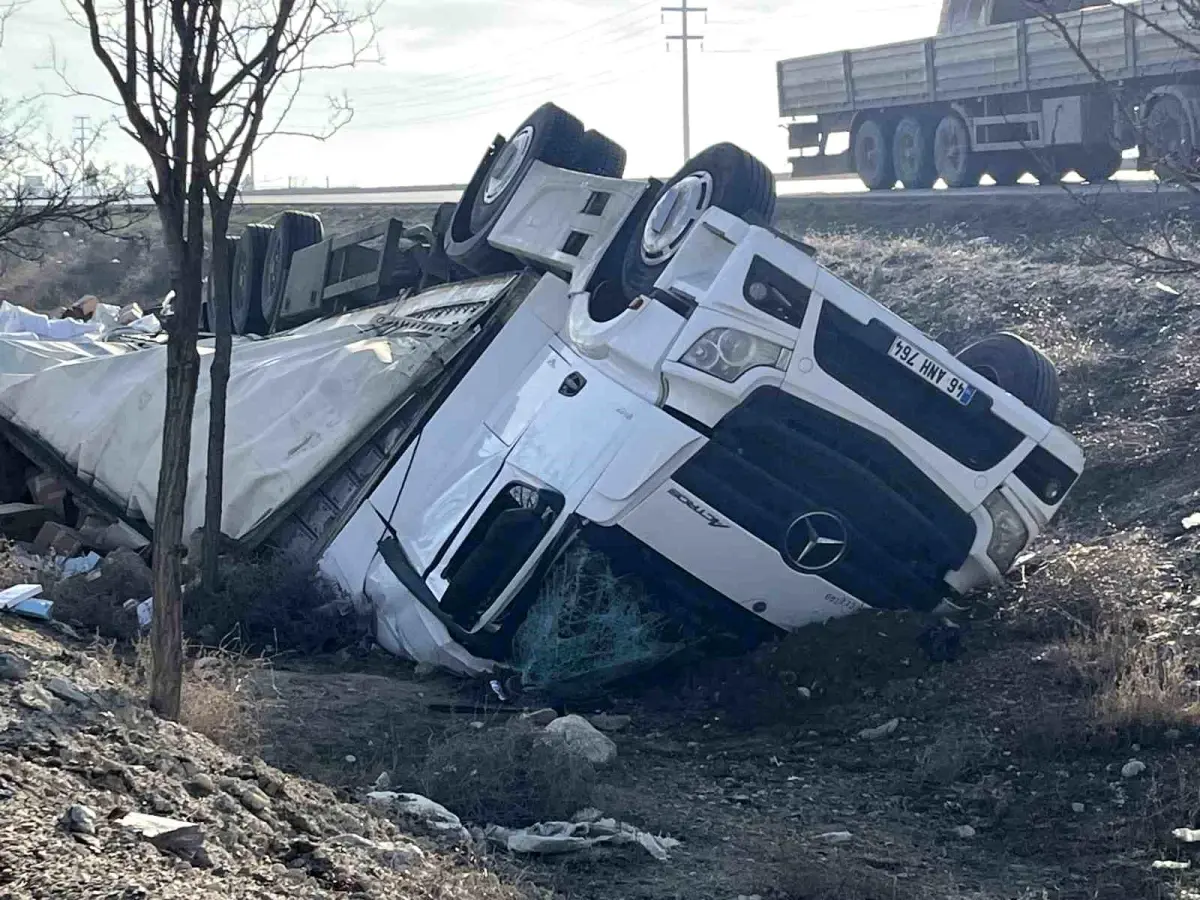 Konya\'da Tır Devrildi: İki Yaralı