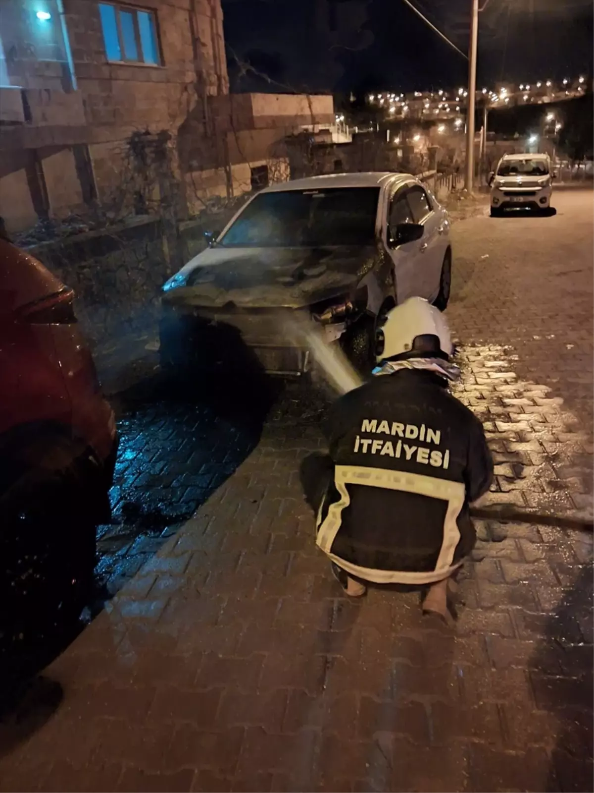 Midyat\'ta Park Halindeki Araba Yandı