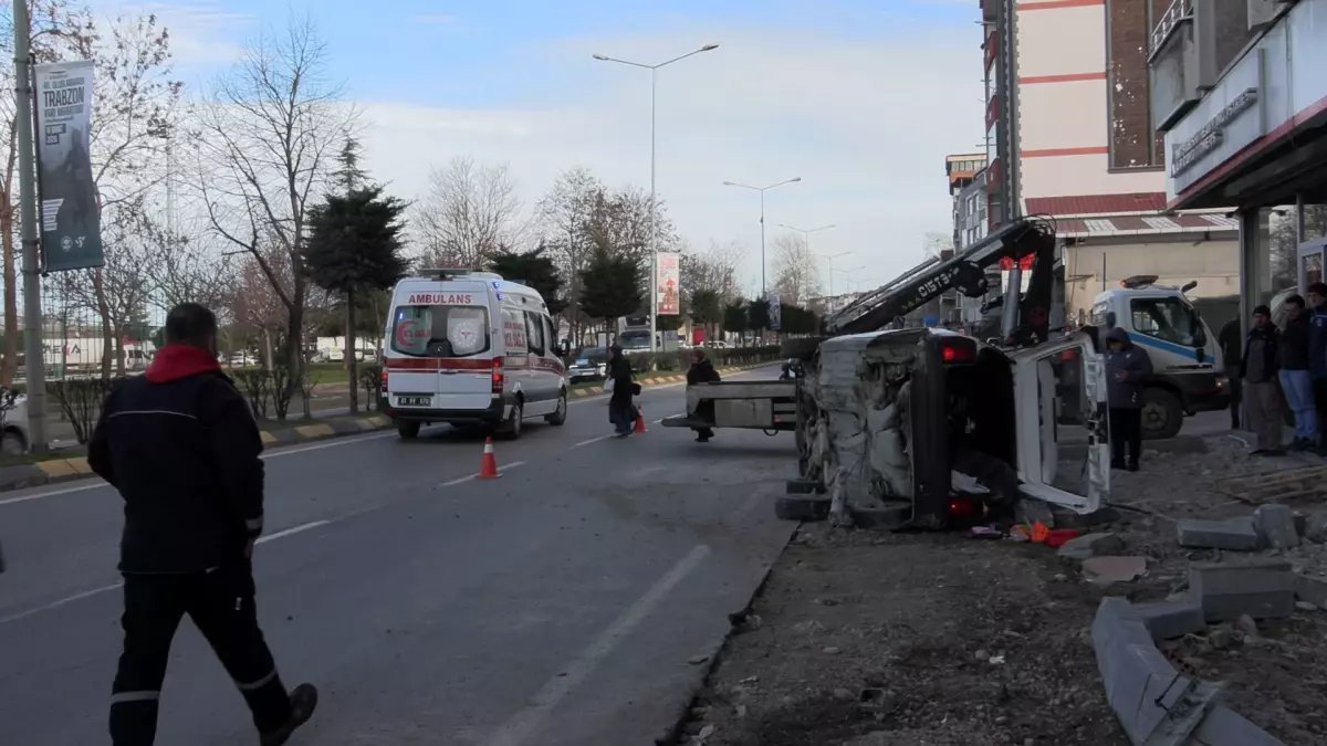 Trabzon\'da Otomobil Kaldırıma Çarptı