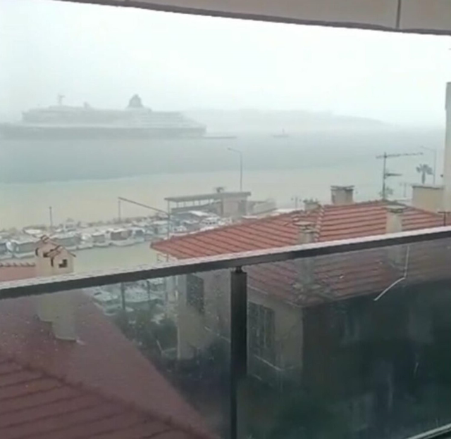 Sağanak sonrası Çeşme'de denizle kara birleşti