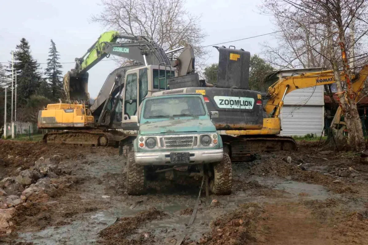Sakarya\'da fıkra gibi olay: Kurtarmaya gelen de battı