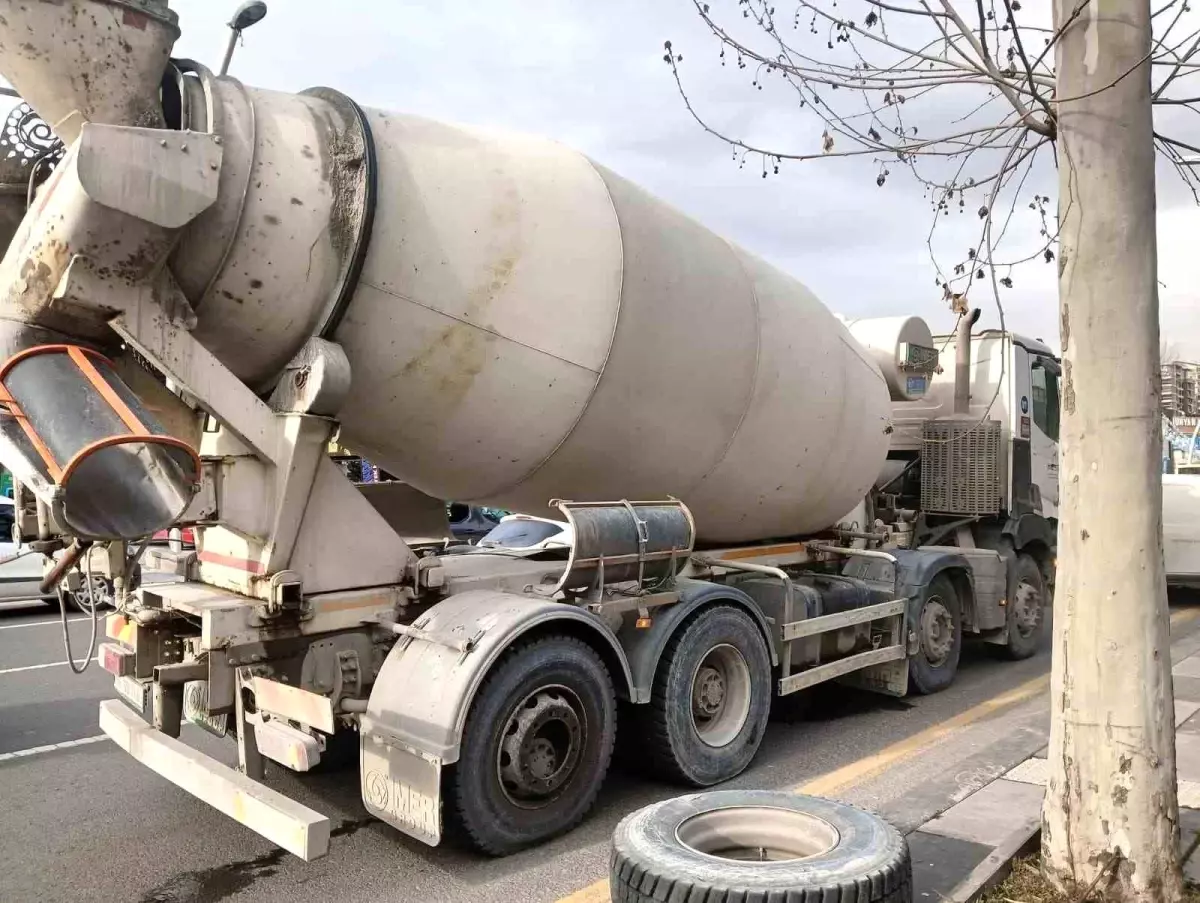 Ankara\'da Beton Mikserinden Tekerlek Koptu