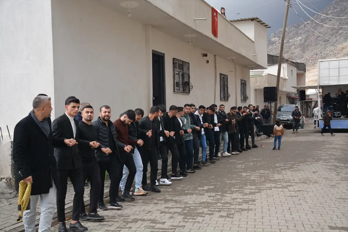 Silopi\'de Asker Adaylarına Halaylı Uğurlama