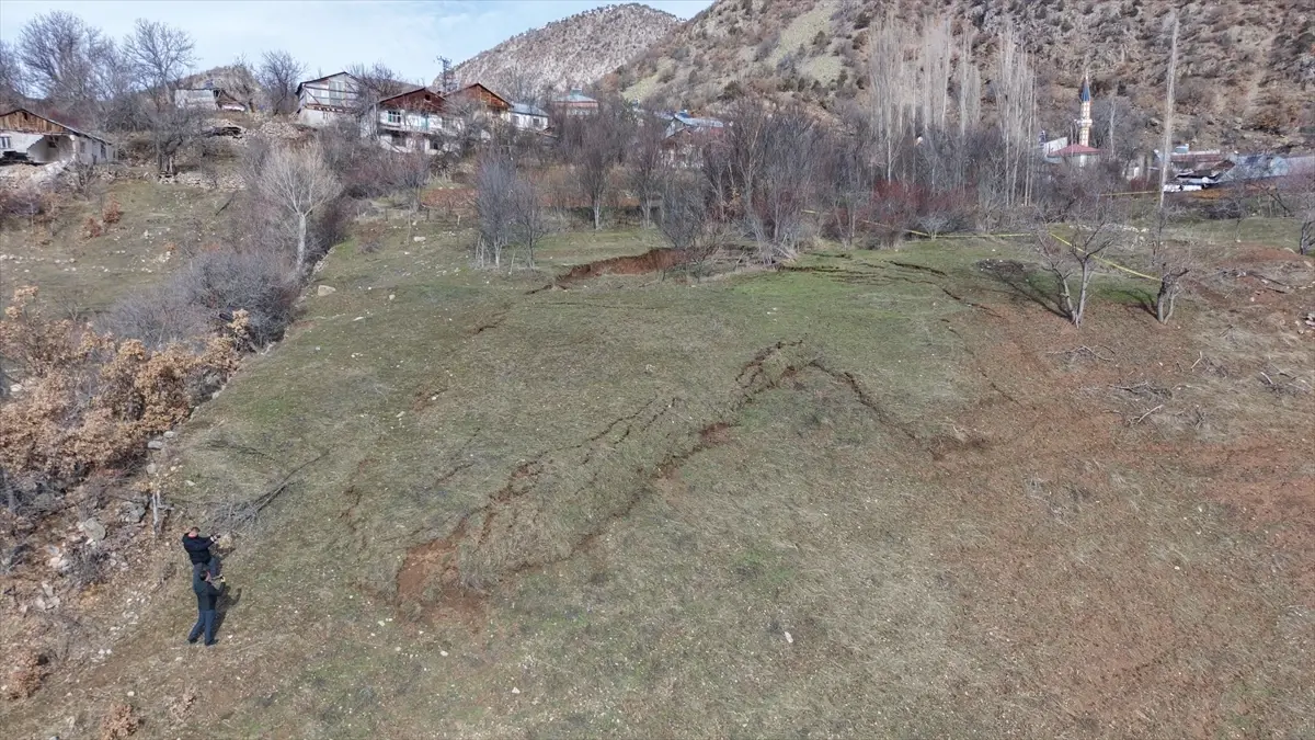 Koyulhisar\'da Heyelan: Ekipler Çalışmalara Başladı