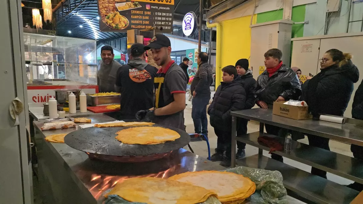Hatay\'da Uzun Çarşı Esnafı, Depremde Hayatını Kaybedenleri Anmak İçin İkramda Bulundu