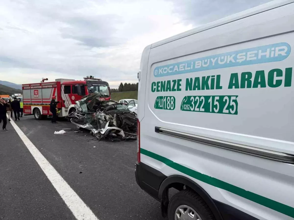 TEM\'de otomobil tıra çarptı: 1 ölü, 1 yaralı