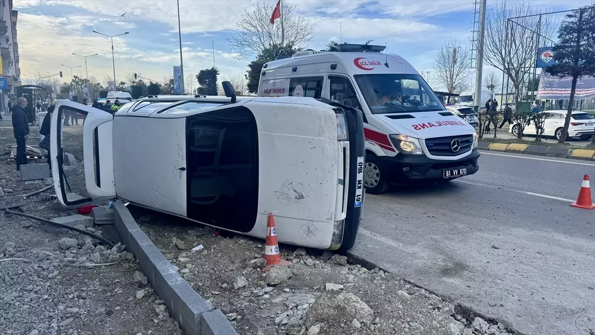 Trabzon\'da Otomobil Devrildi