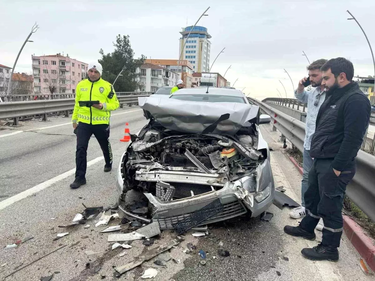 Uşak\'ta 3 otomobil çarpıştı: 4 yaralı