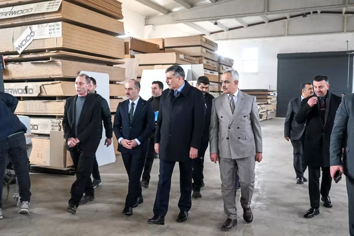 Vali Çiftçi Oltu\'daki Mobilya Tesisini Ziyaret Etti