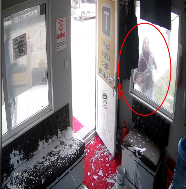 Yeni görüntüler ortaya çıktı! 'Taksi beni sevmiyor' dedi, ortalığı savaş alanına çevirdi