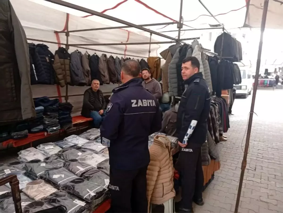 Zabıta ekiplerinden semt pazarında sağanak uyarısı