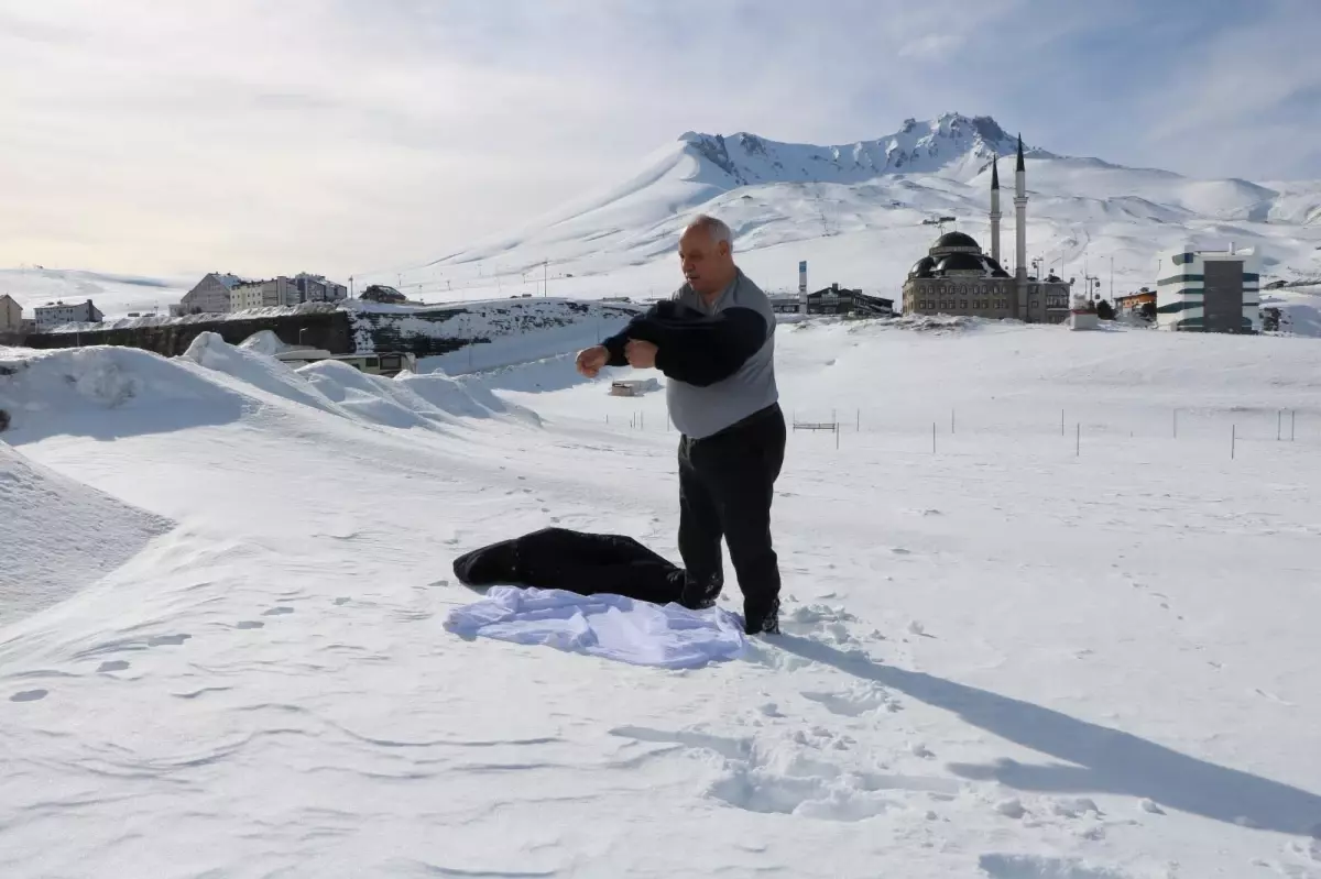 Erciyes\'te Kar Banyosu Keyfi