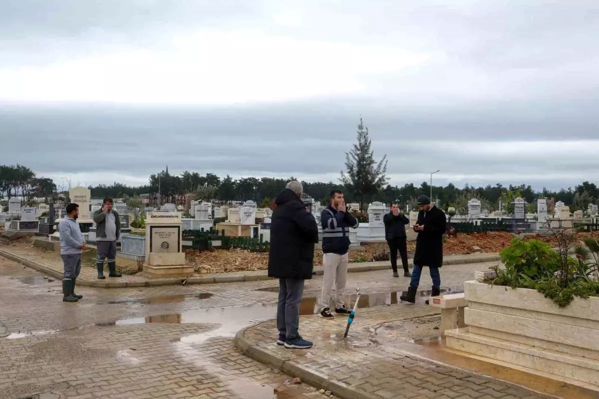 6 Şubat depreminde hayatını kaybeden Antalyalı vatandaşlar mezarı başında anıldı