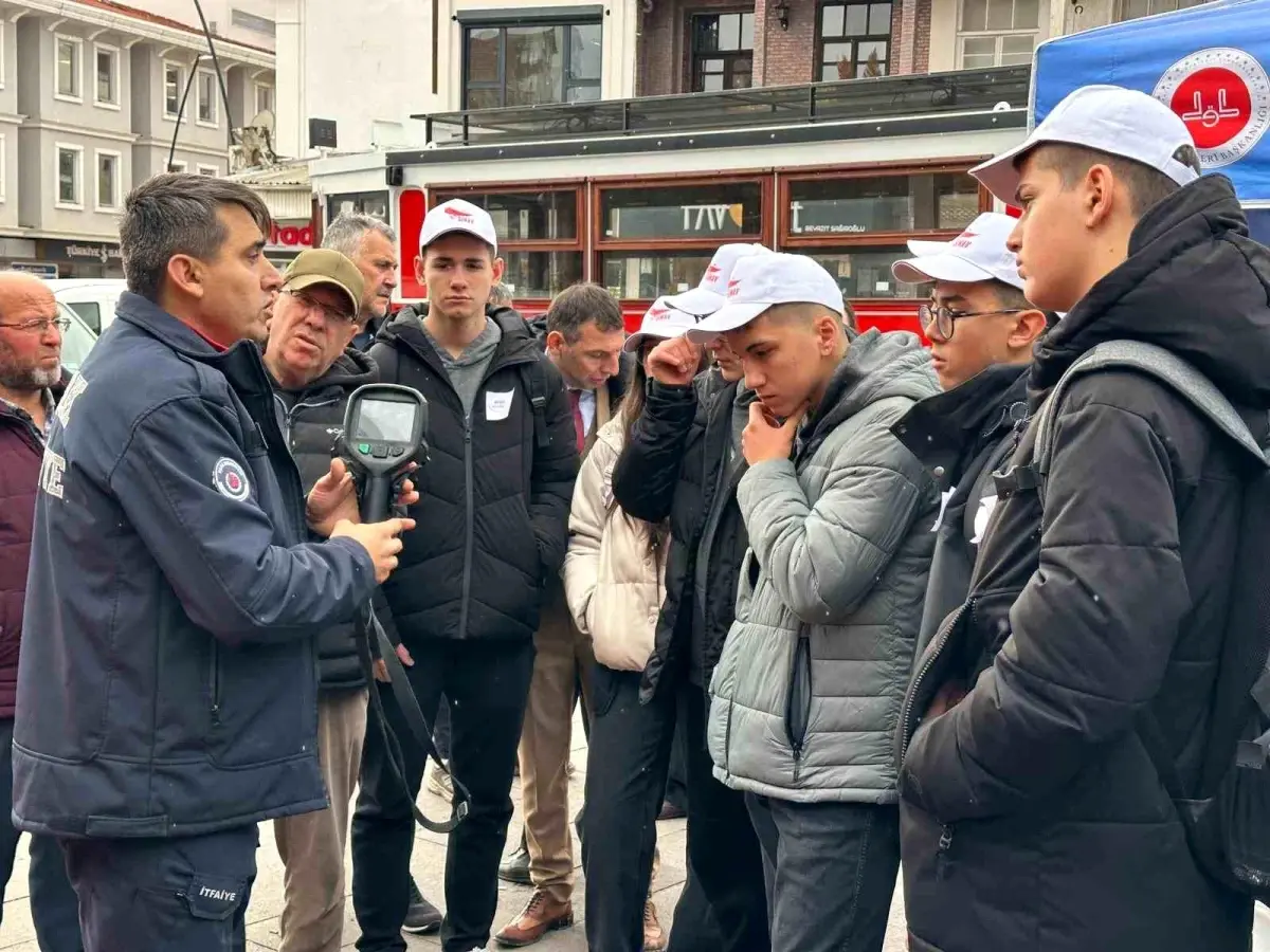 6 Şubat depremlerinde hayatını kaybedenler Uşak\'ta dualarla anıldı