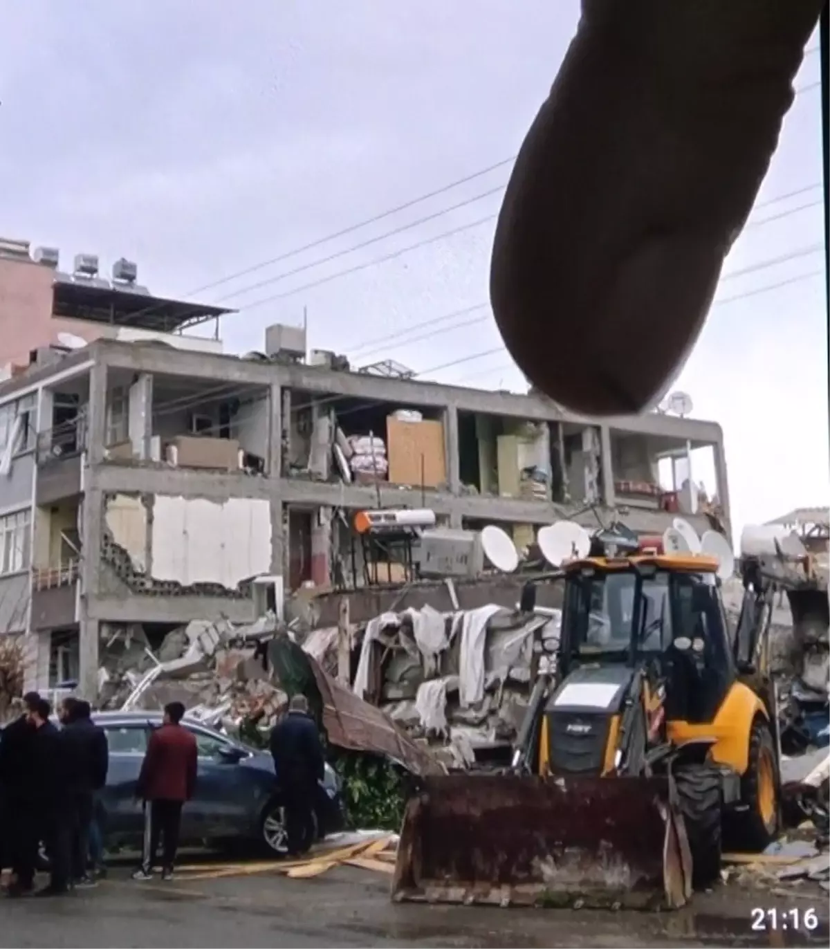 6 Şubat\'ta kepçeyle gittiği enkazdan annesinin cenazesini çıkartan operatör o anları anlattı