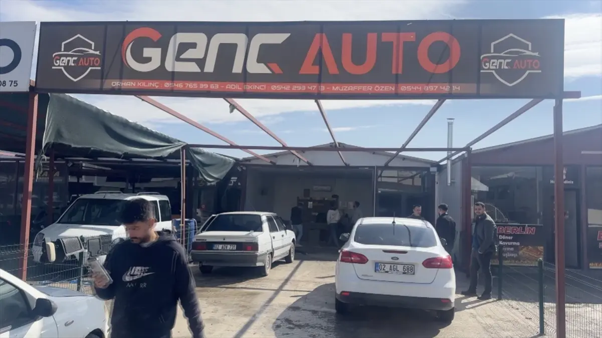 Kısa Devre Yapan Araç Dükkan\'a Çarptı