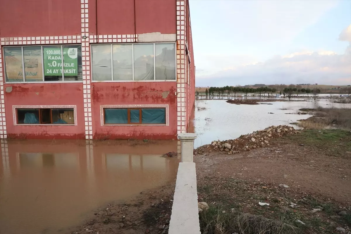 Uşak\'ta Taşkın: 35 İş Yeri Su Bastı