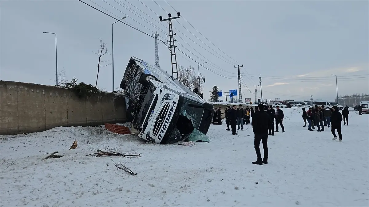 Patnos\'ta Otobüs Devrildi: 16 Yaralı