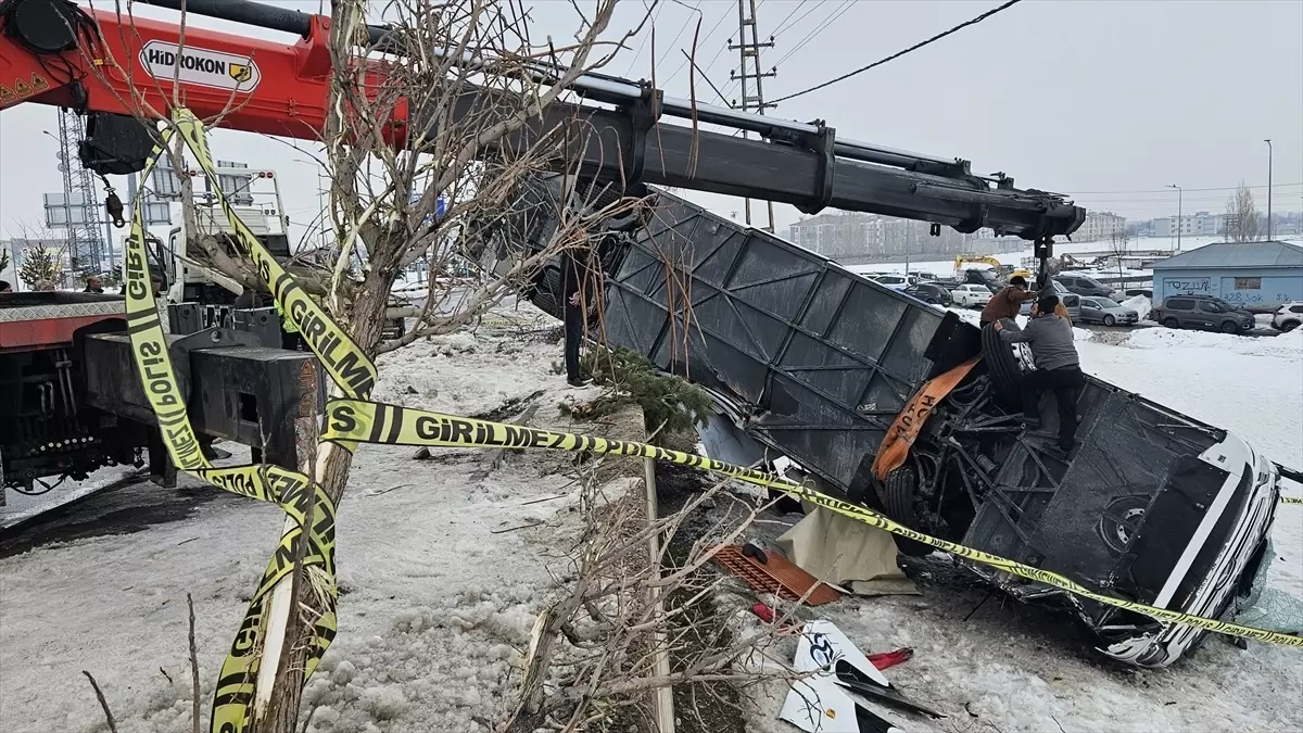 Patnos\'ta Otobüs Devrildi: 16 Yaralı