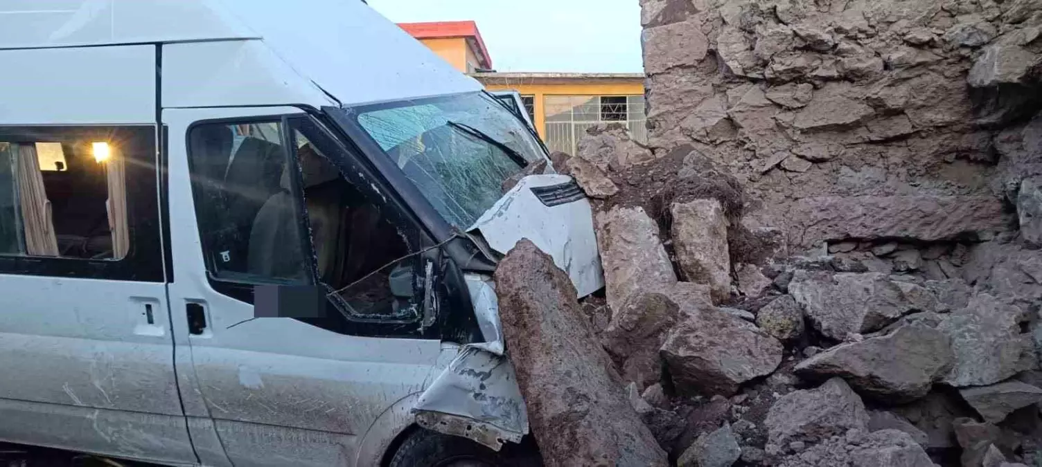 Aksaray\'da Tarım İşçilerini Taşıyan Minibüs Kaza Yaptı