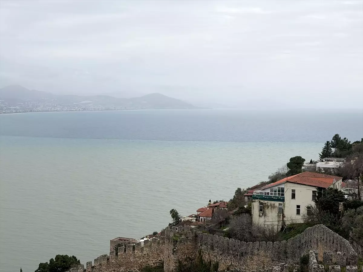 Alanya\'da Sağanak Denizi Kahverengiye Dönüştürdü