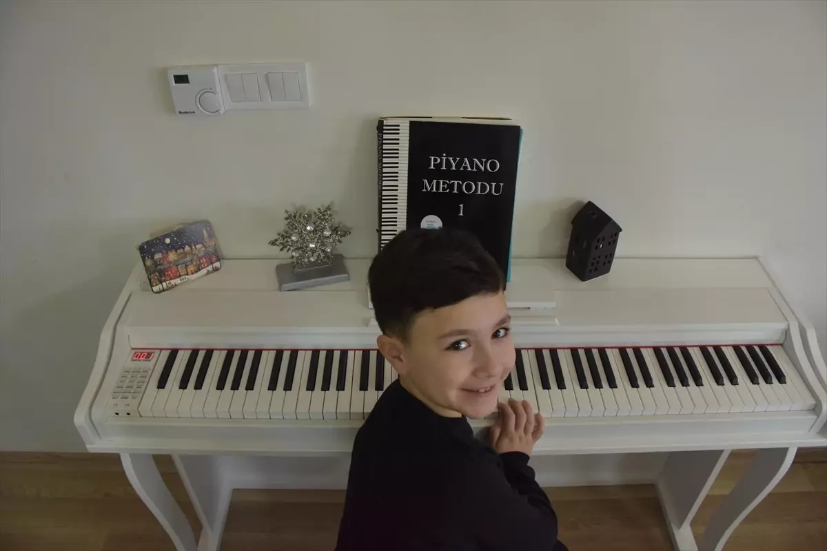 9 Yaşındaki Ali Mert Viyana\'da Piyano Çaldı