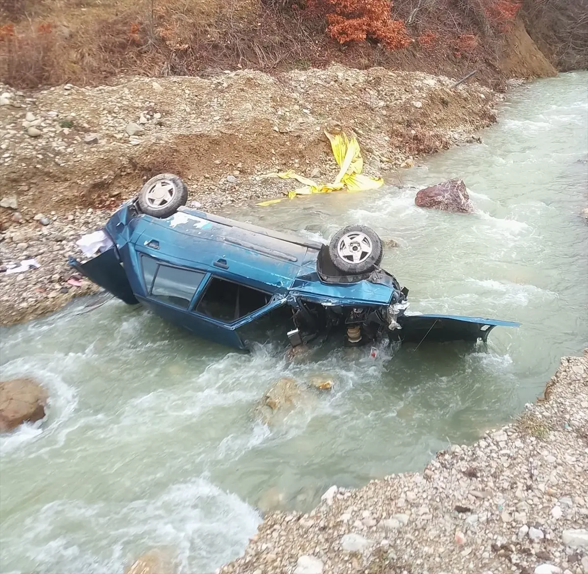 Taşova\'da Otomobil Dereye Devrildi: 2 Yaralı