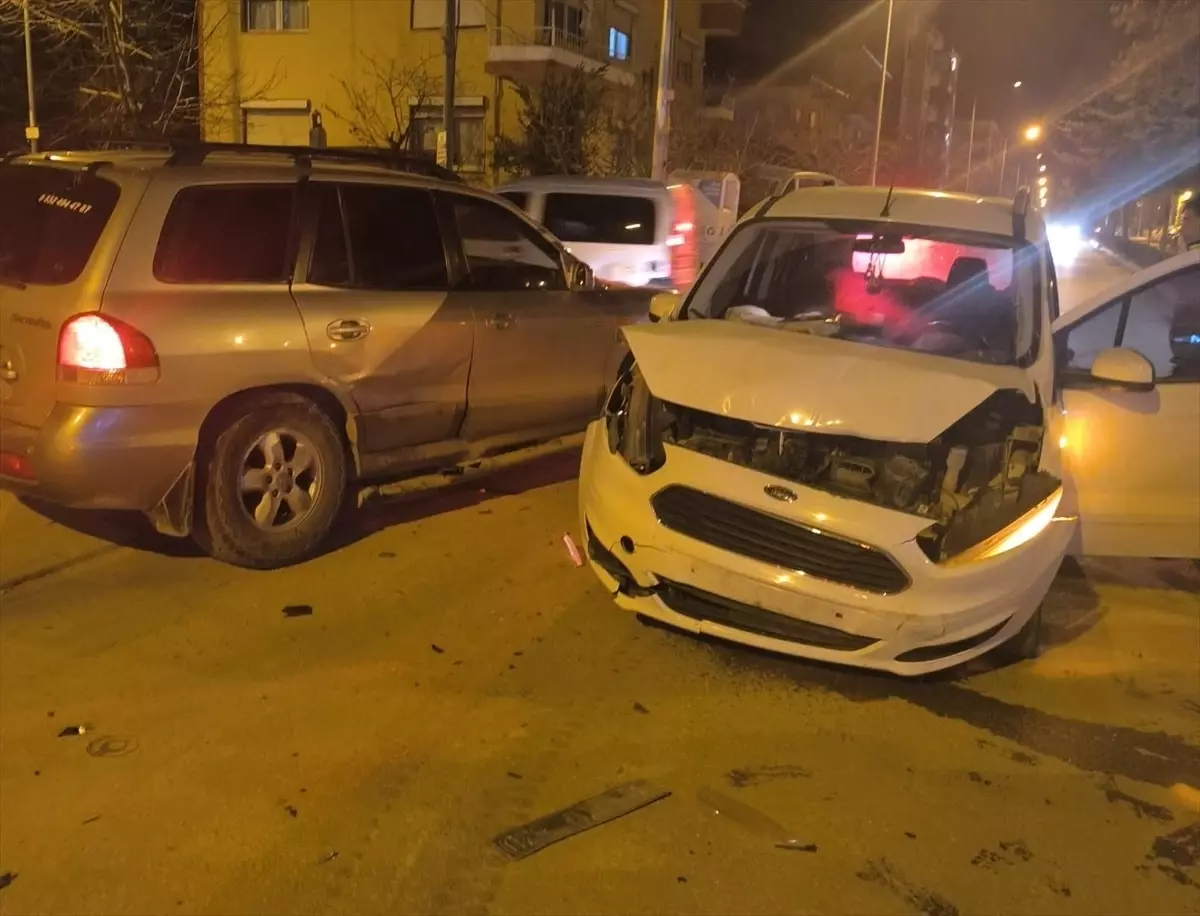 Merzifon\'da Trafik Kazası: 2 Yaralı