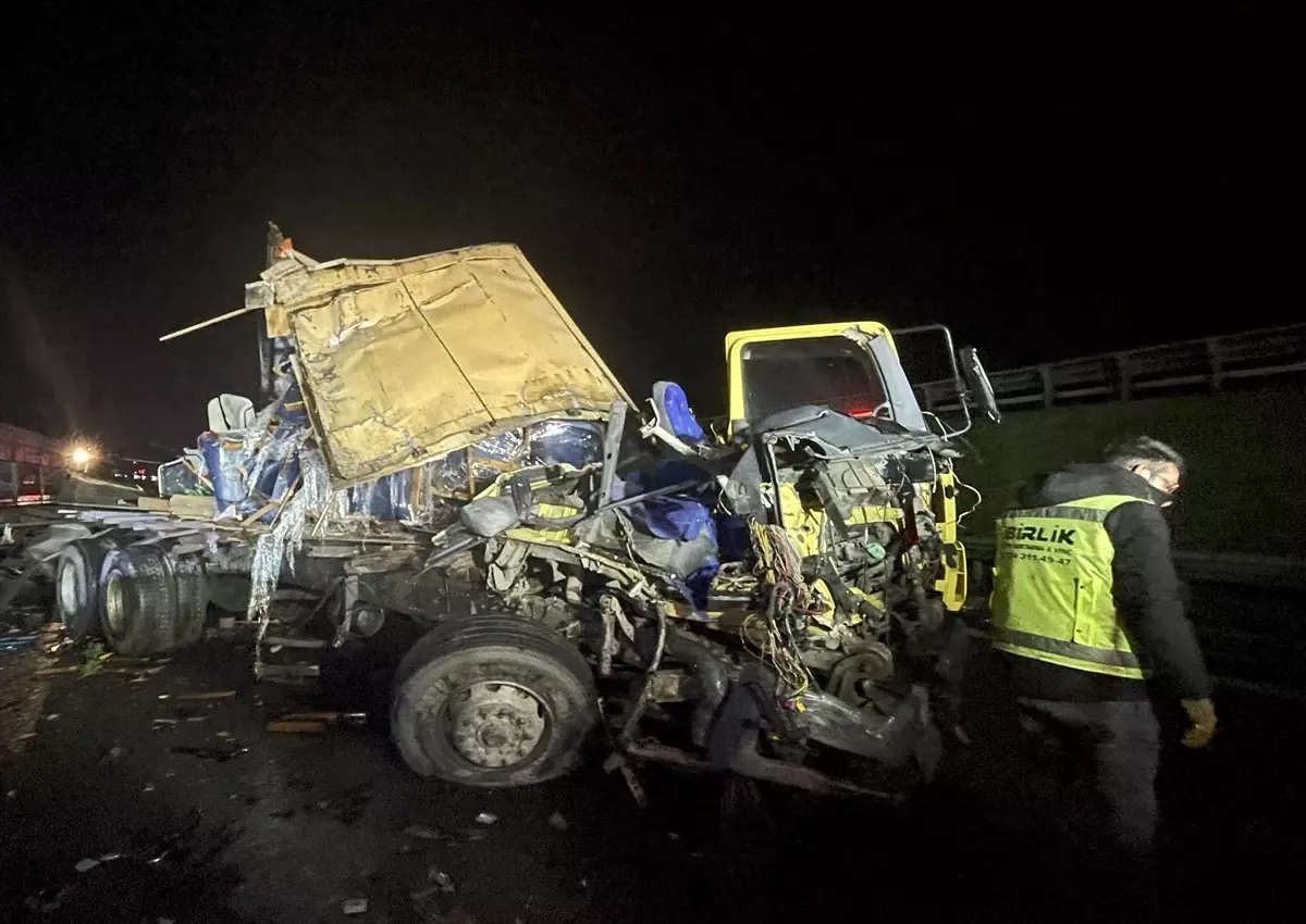 Bolu Otoyolu\'nda Kamyon-Tır Çarpışması