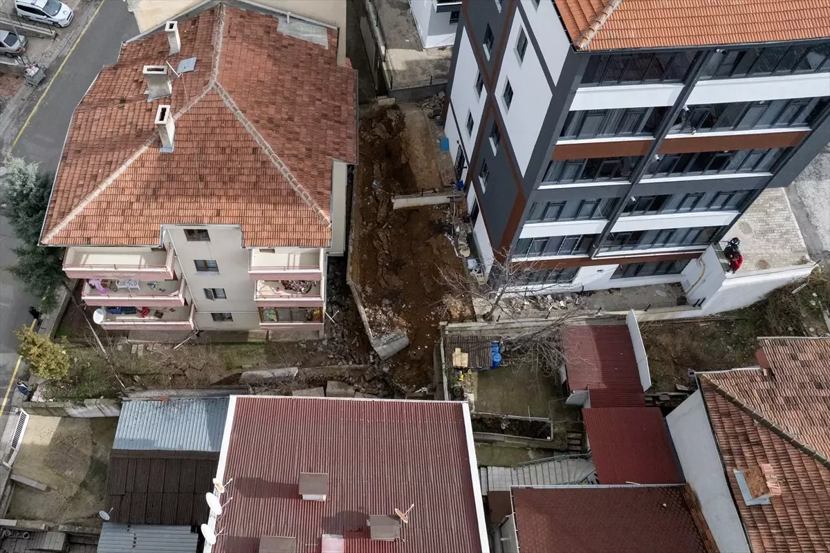 Ankara\'nın Gölbaşı ilçesinde istinat duvarının çökmesi nedeniyle 5 apartman tahliye edildi