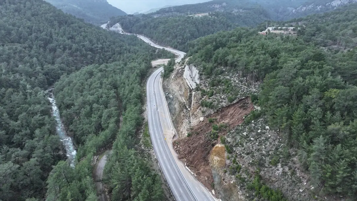 Kemer-Kumluca Yolu Göçük Nedeniyle Kapatıldı