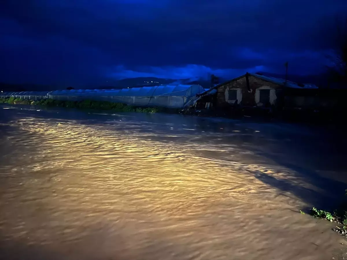 Kumluca ve Finike\'de Hortum ve Sağanak Zarara Neden Oldu