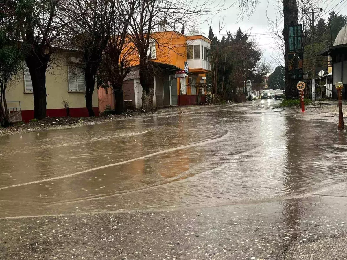 Antalya\'da Kuvvetli Yağış Taşkınlara Neden Oldu