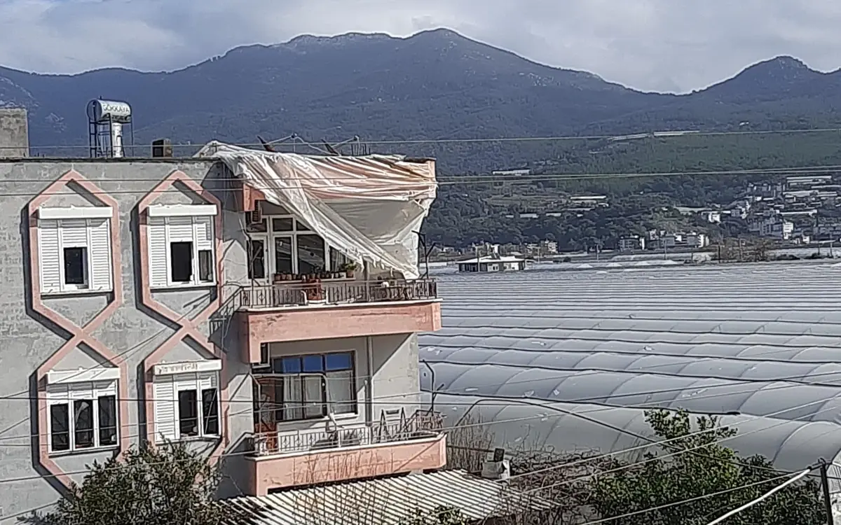 Kumluca\'da Hortum ve Su Baskınları Hasar Verdi