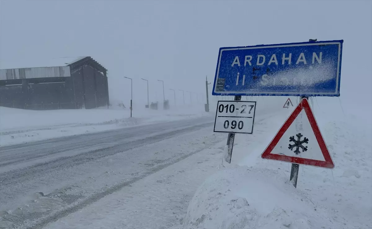 Ardahan\'da Tipi Ulaşımı Aksatıyor