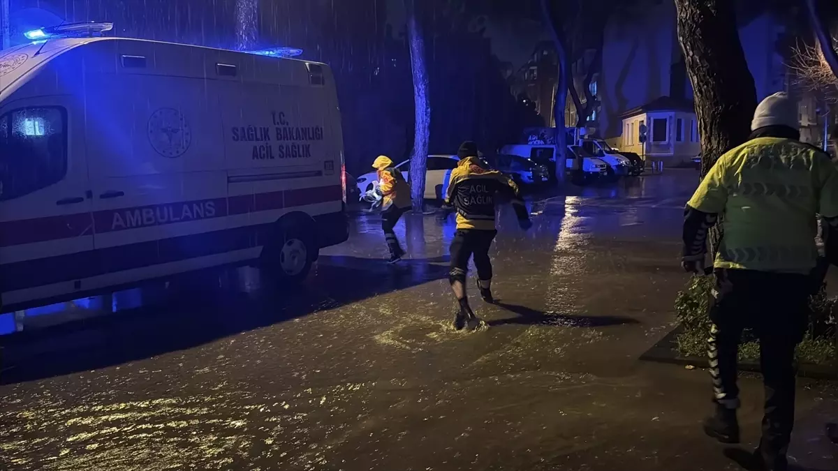 Aydın\'da Fırtına Çam Ağacını Devirdi, 2 Yaralı