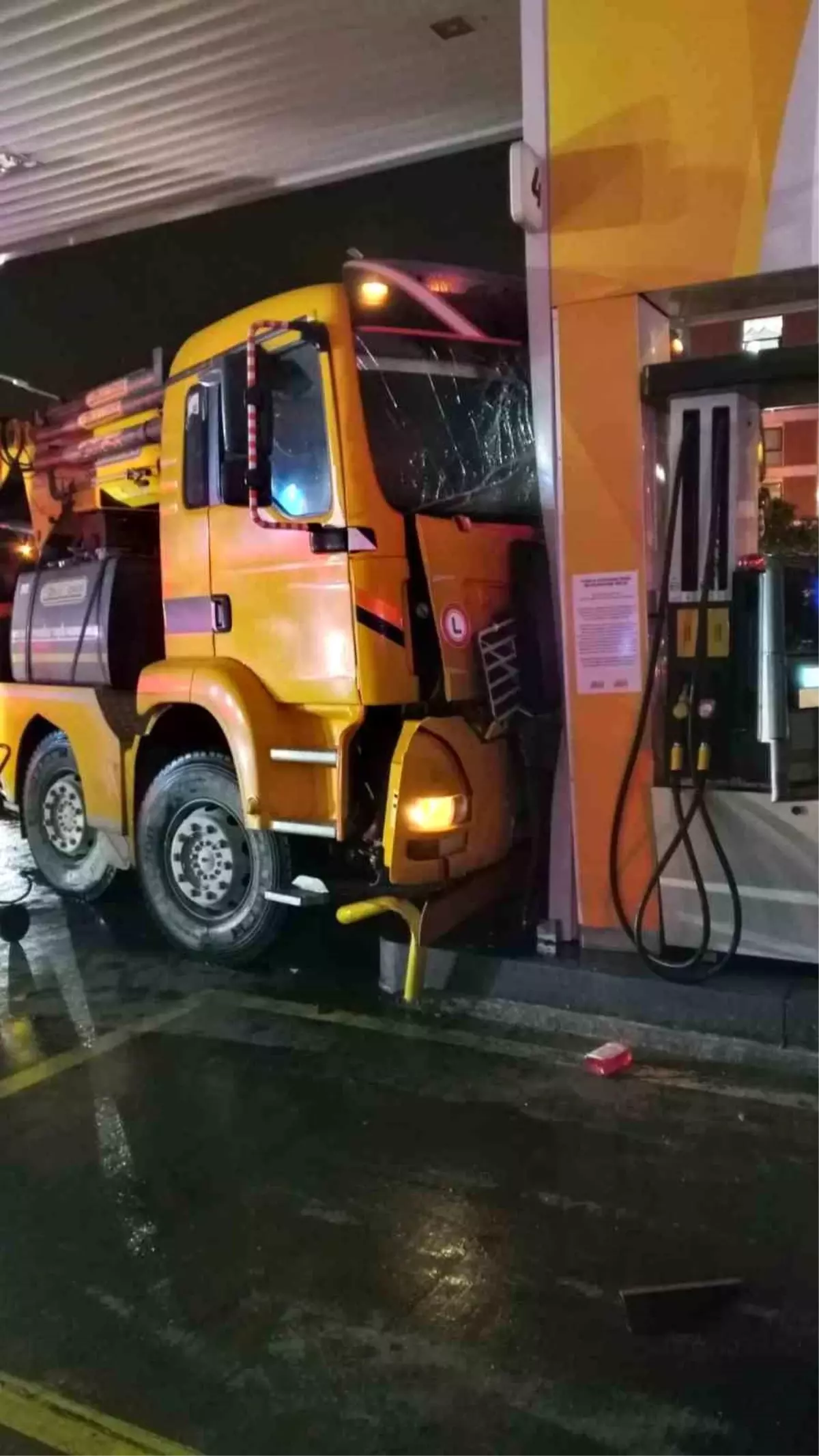 Aydın\'da vinç akaryakıt istasyonuna daldı